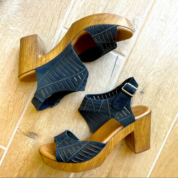 Black strappy suede heeled women’s sandal. Size 7 - Picture 2 of 12